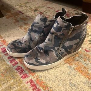 SO Gray and Black Camouflage Boots with Zipper Closure